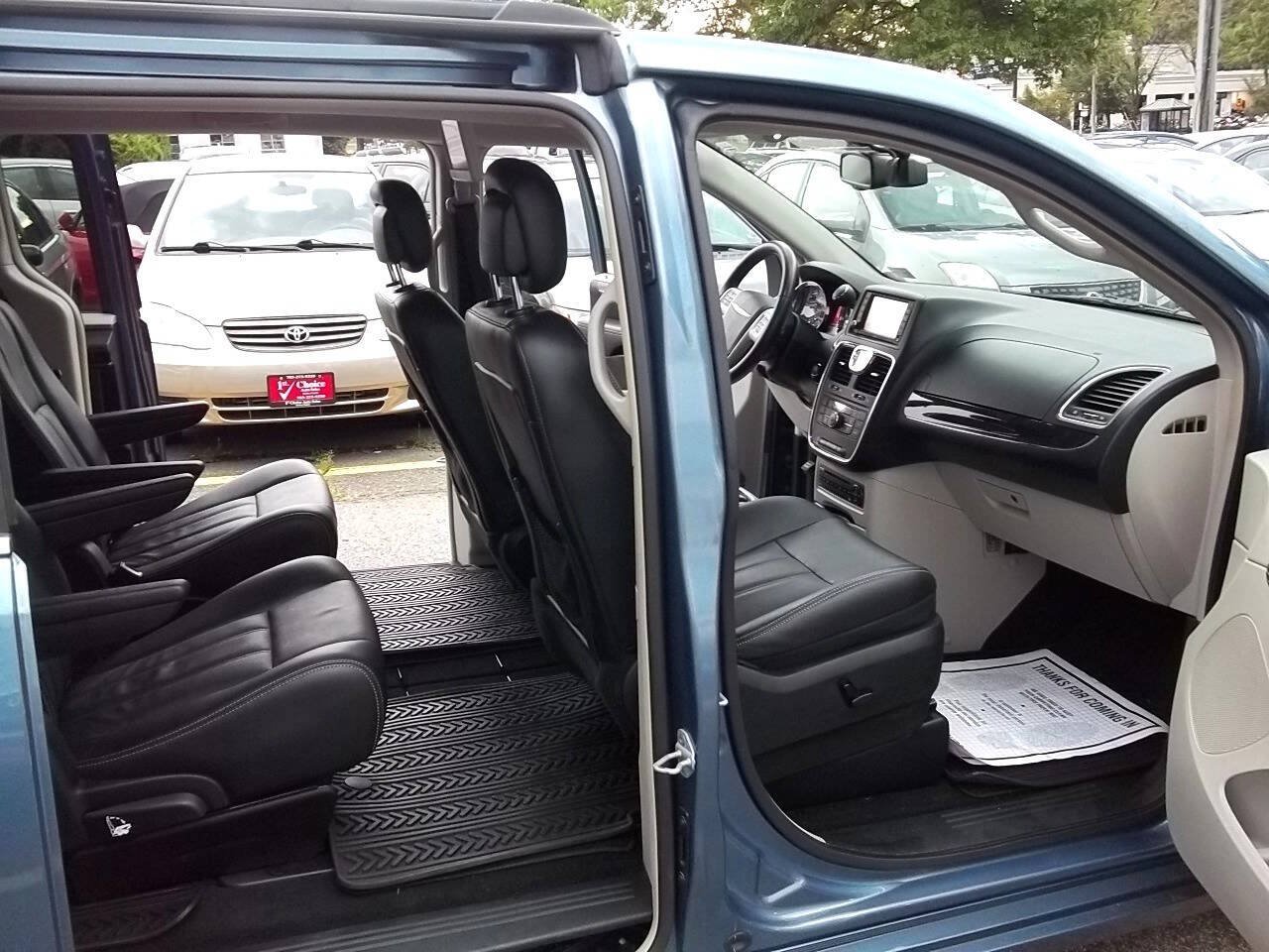 Used 2012 Chrysler Town & Country Touring-L w/ Entertainment Group #2 FWD image 8