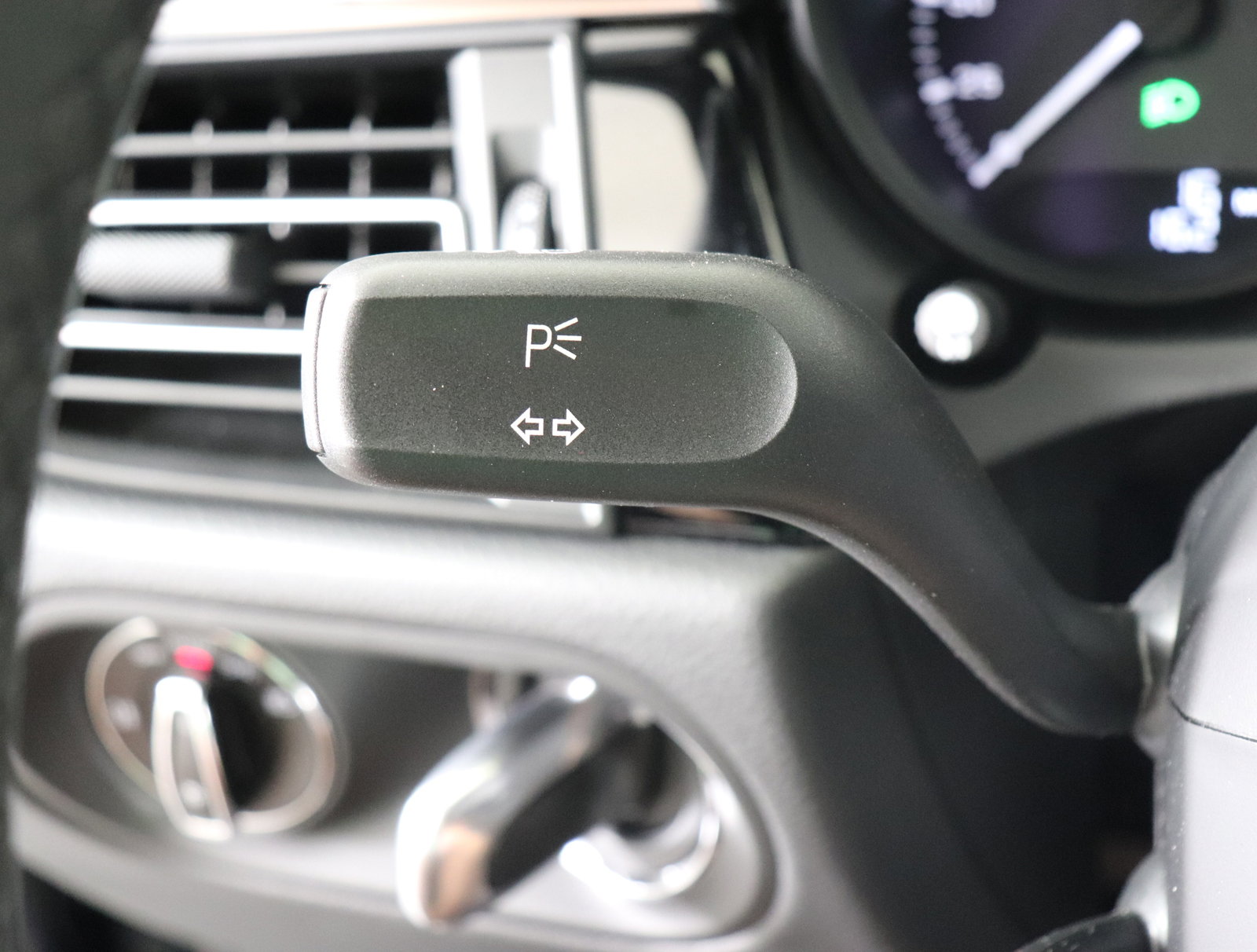 Used 2025 Porsche Macan image 35