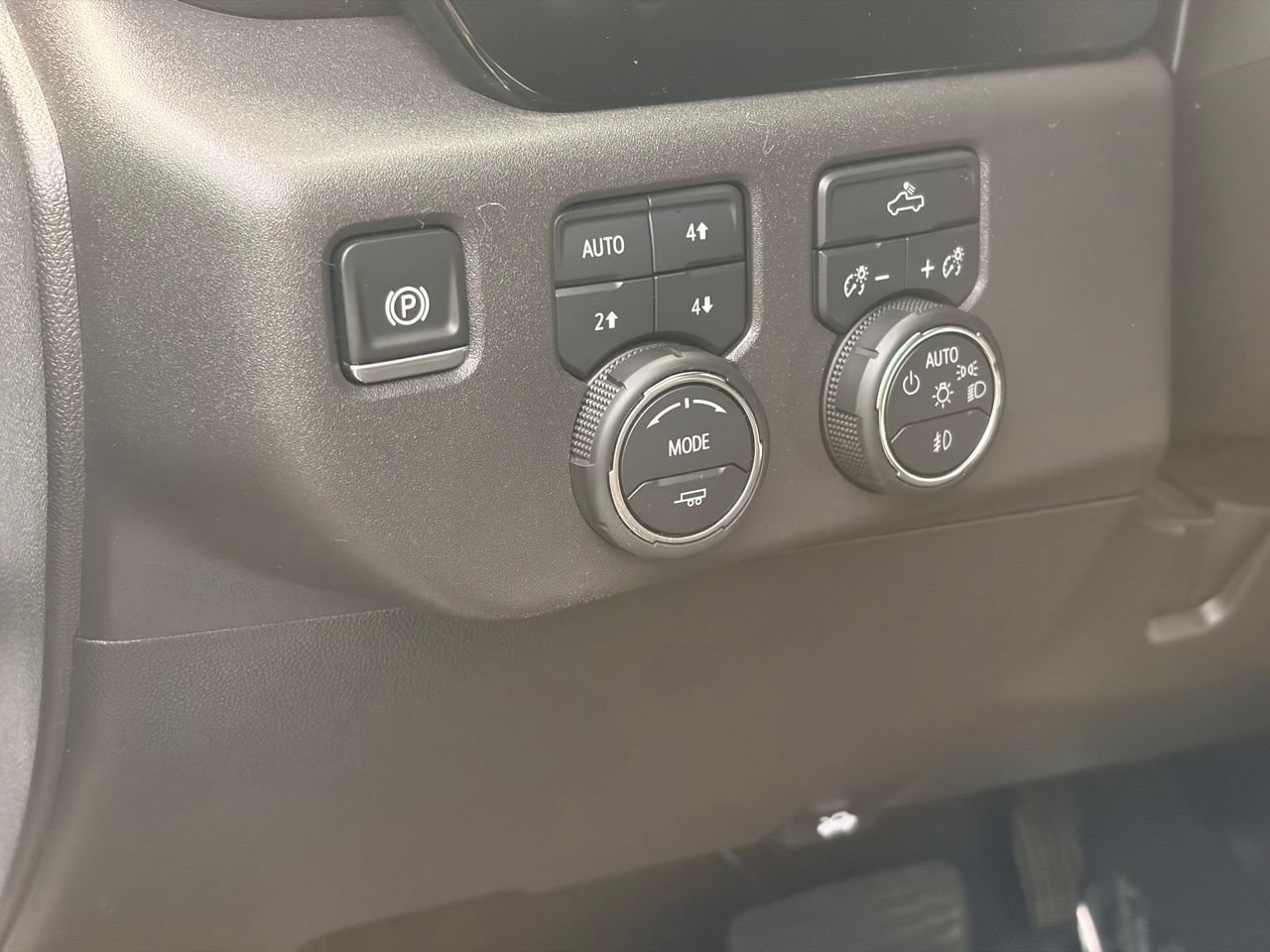 Used 2025 Chevrolet Silverado 1500 LT Trail Boss w/ Convenience Package II AWD/4WD image 18