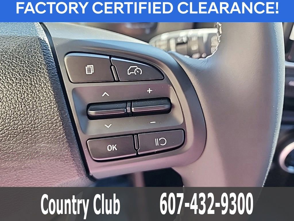 Used 2025 Hyundai Venue SEL image 18