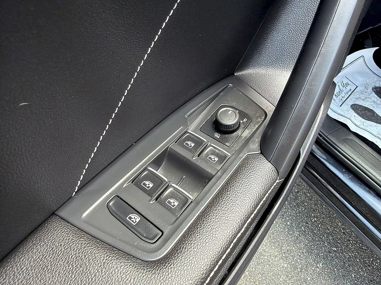 Used 2023 Volkswagen Tiguan SE w/ Panoramic Sunroof Package FWD image 15