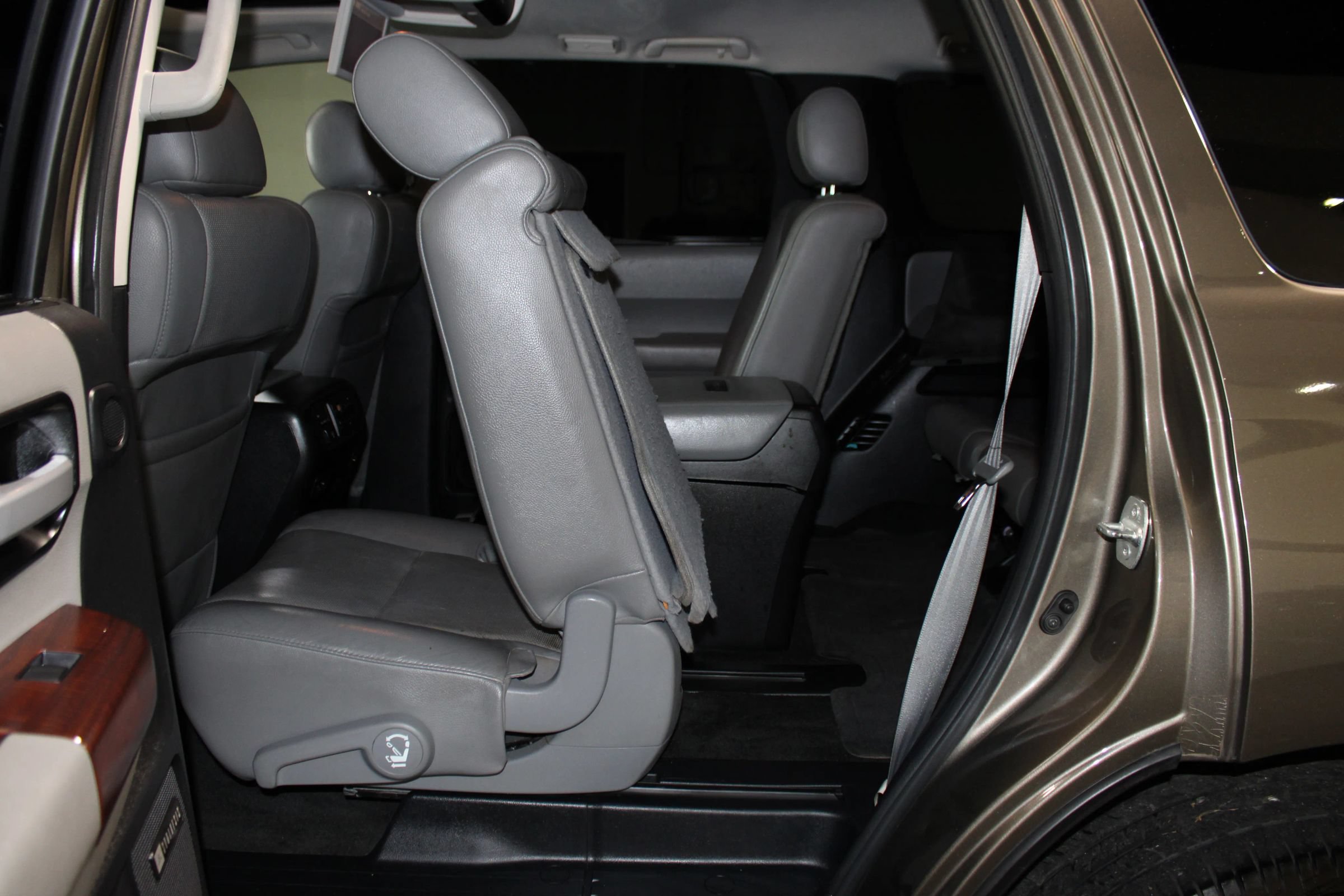 Used 2014 Toyota Sequoia Platinum RWD image 33