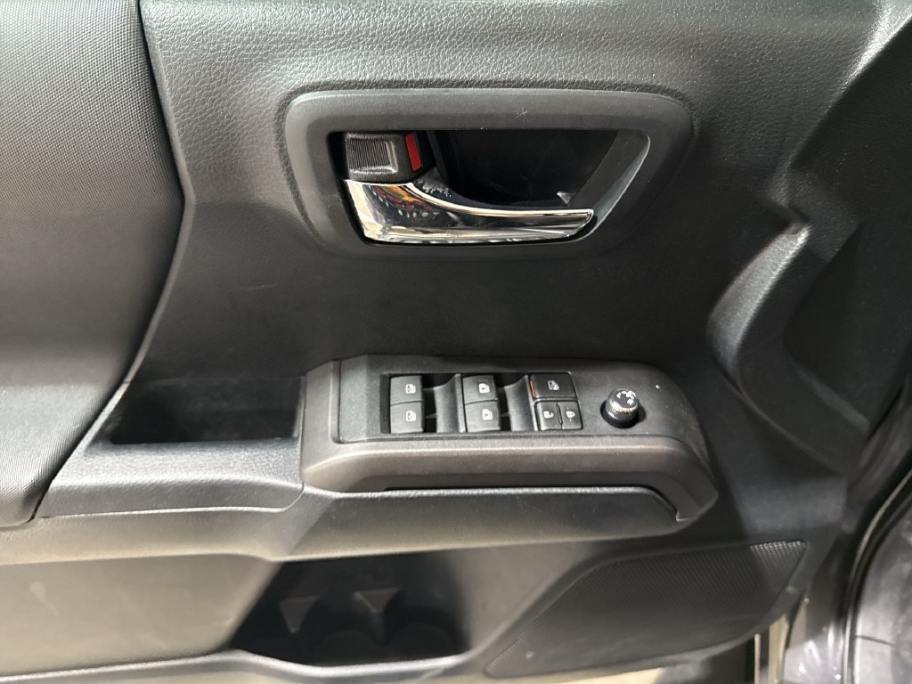 Used 2016 Toyota Tacoma TRD Sport w/ Towing Package AWD/4WD image 20