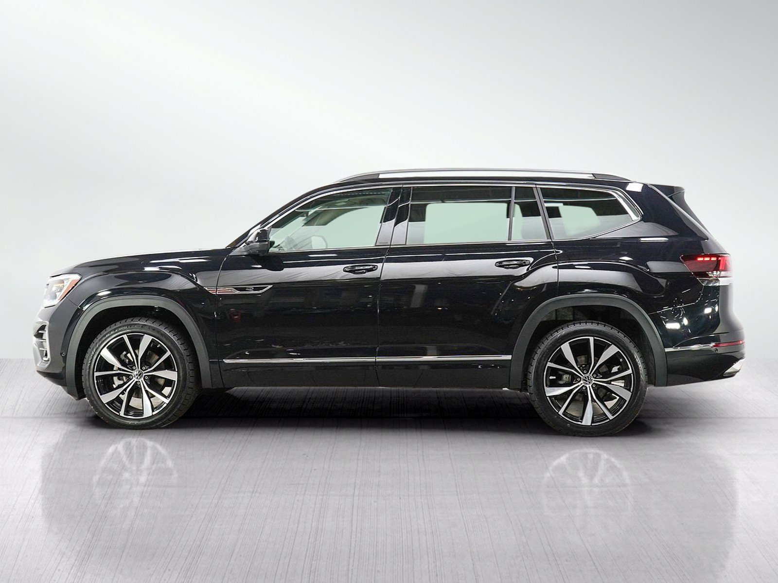 Used 2024 Volkswagen Atlas SEL Premium R-Line AWD/4WD image 2