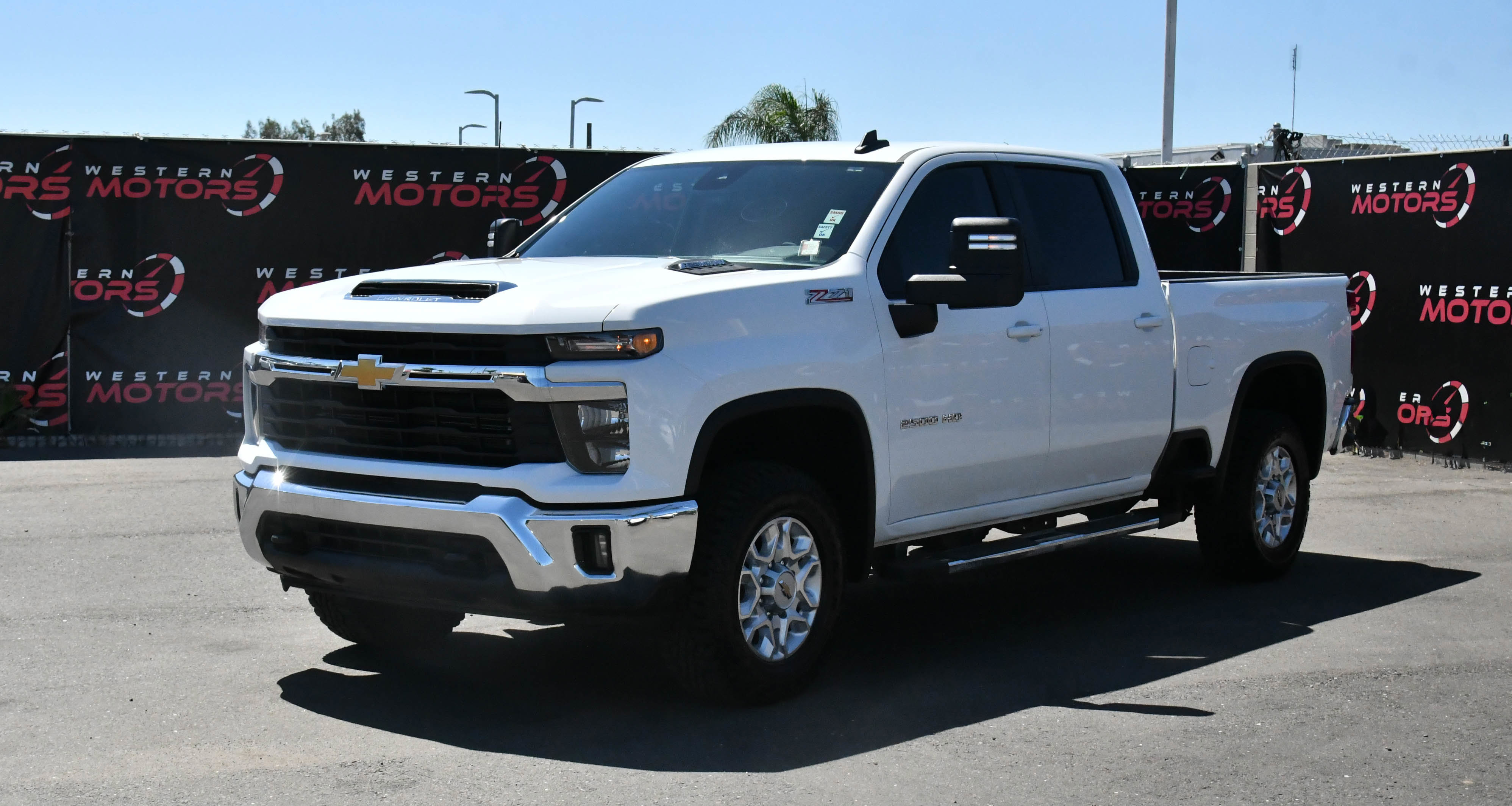 Used 2025 Chevrolet Silverado 2500 LT AWD/4WD image 3