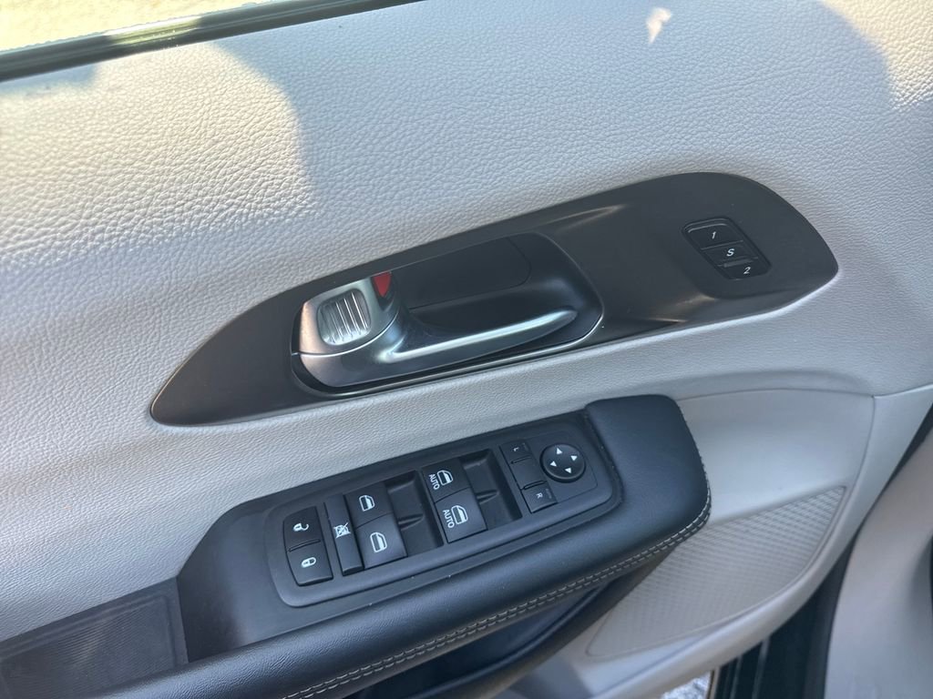 Used 2024 Chrysler Pacifica Select image 24