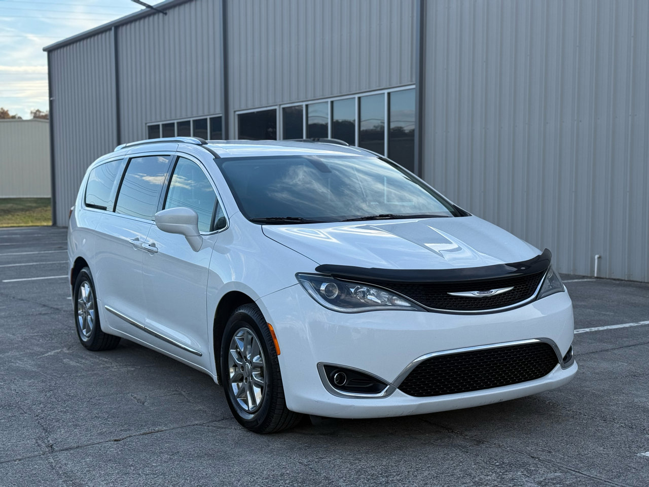Used 2020 Chrysler Pacifica Touring-L image 3