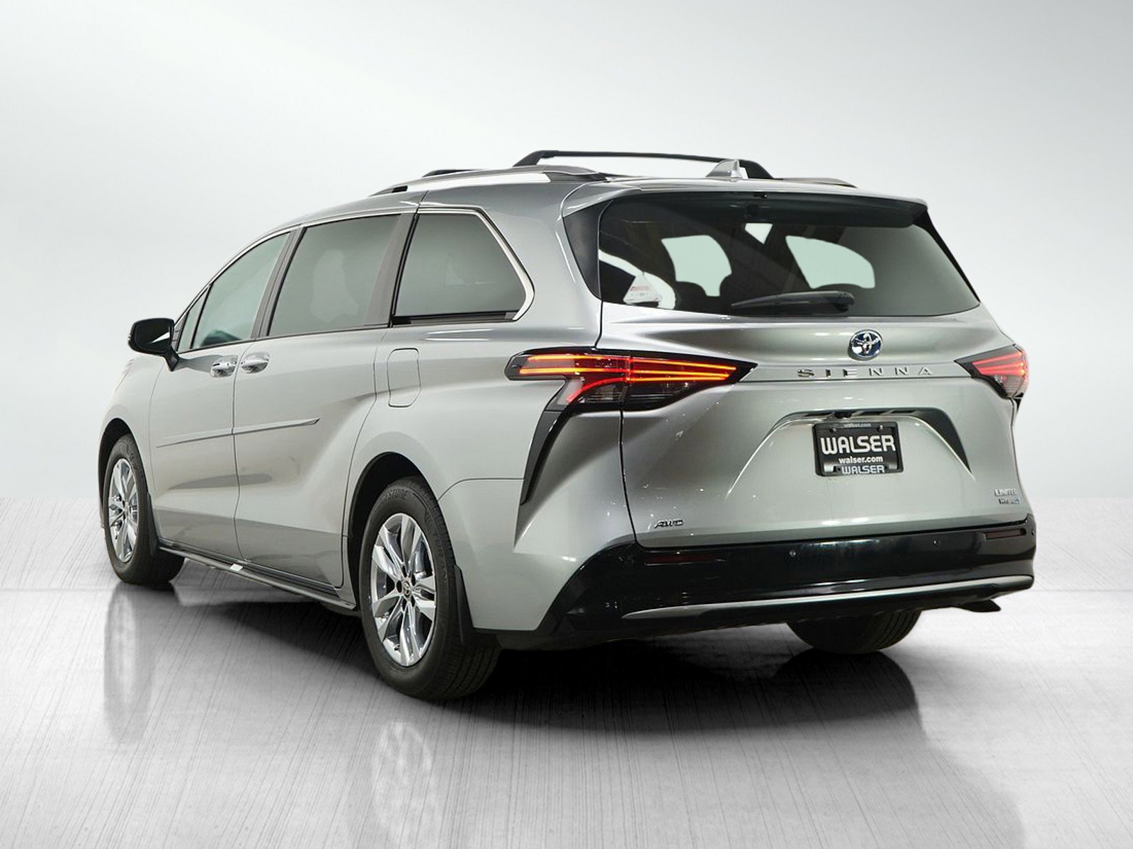 Used 2024 Toyota Sienna Limited AWD/4WD image 3