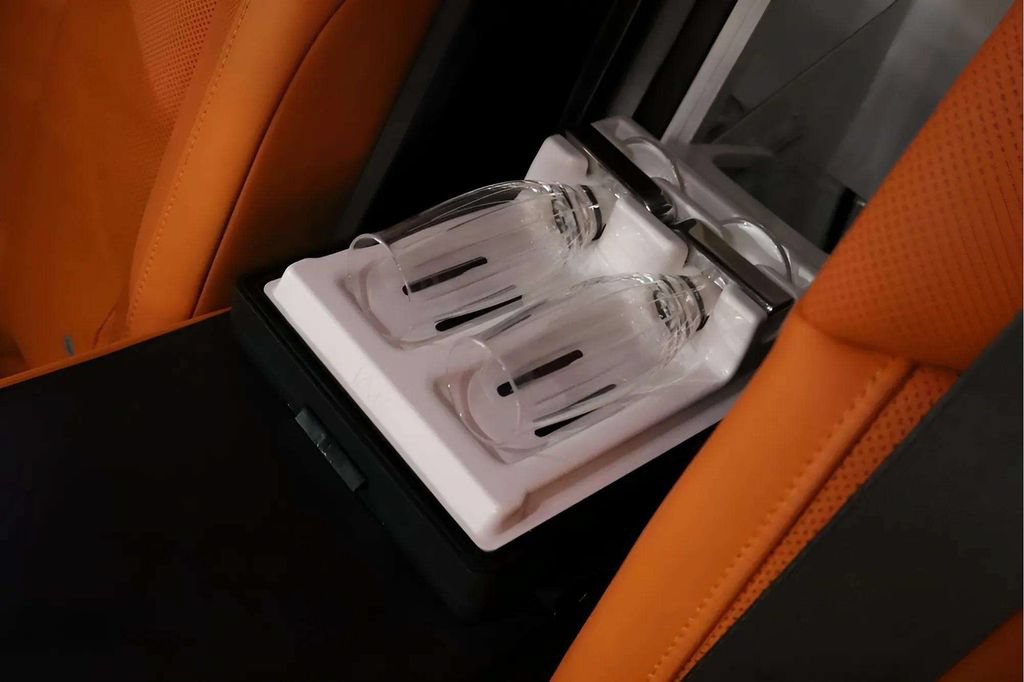 Used 2023 Rolls-Royce Phantom Sedan w/ Leather Finishing Pack RWD image 8