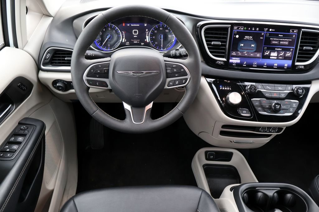 Used 2024 Chrysler Pacifica Touring-L FWD image 5