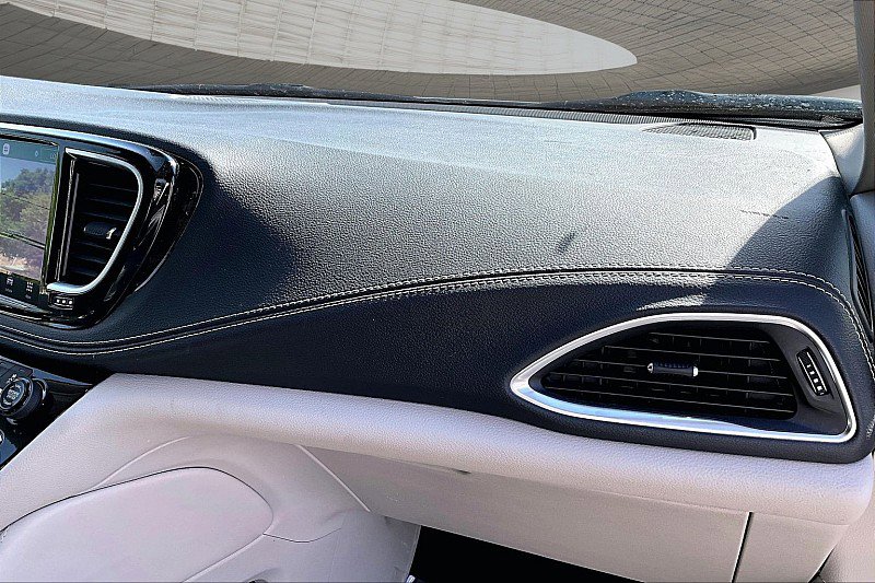 Used 2023 Chrysler Pacifica Limited image 16