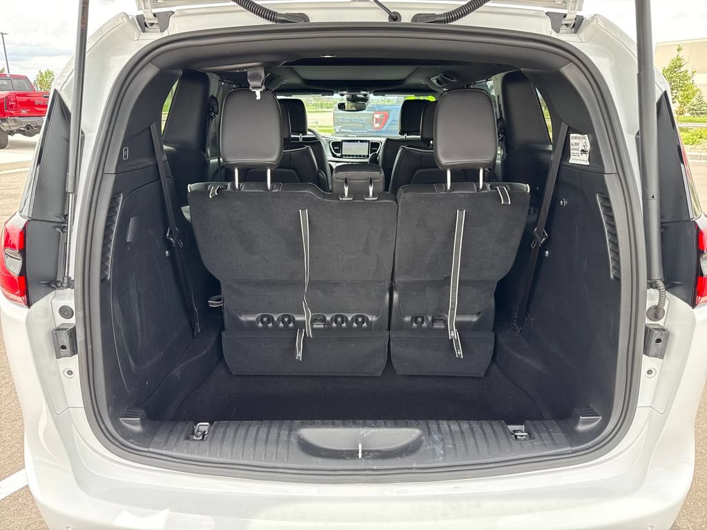Used 2026 Chrysler Pacifica Limited FWD image 30