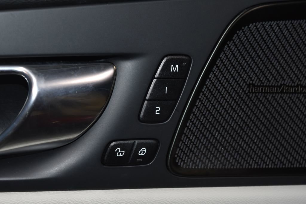 Used 2022 Volvo XC60 B5 Momentum image 5