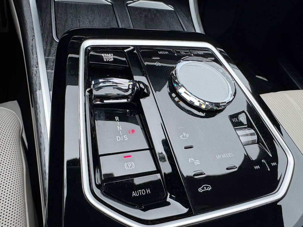 Certified 2025 BMW 760i xDrive w/ Premium Package AWD/4WD image 16