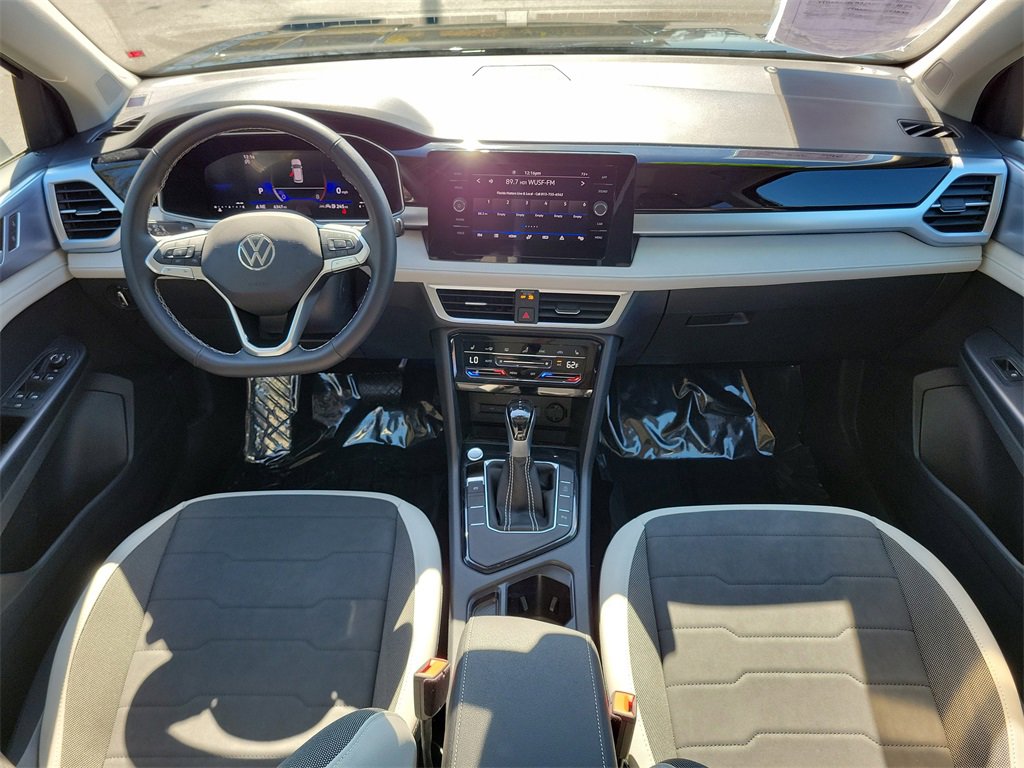 Certified 2025 Volkswagen Taos SE image 12