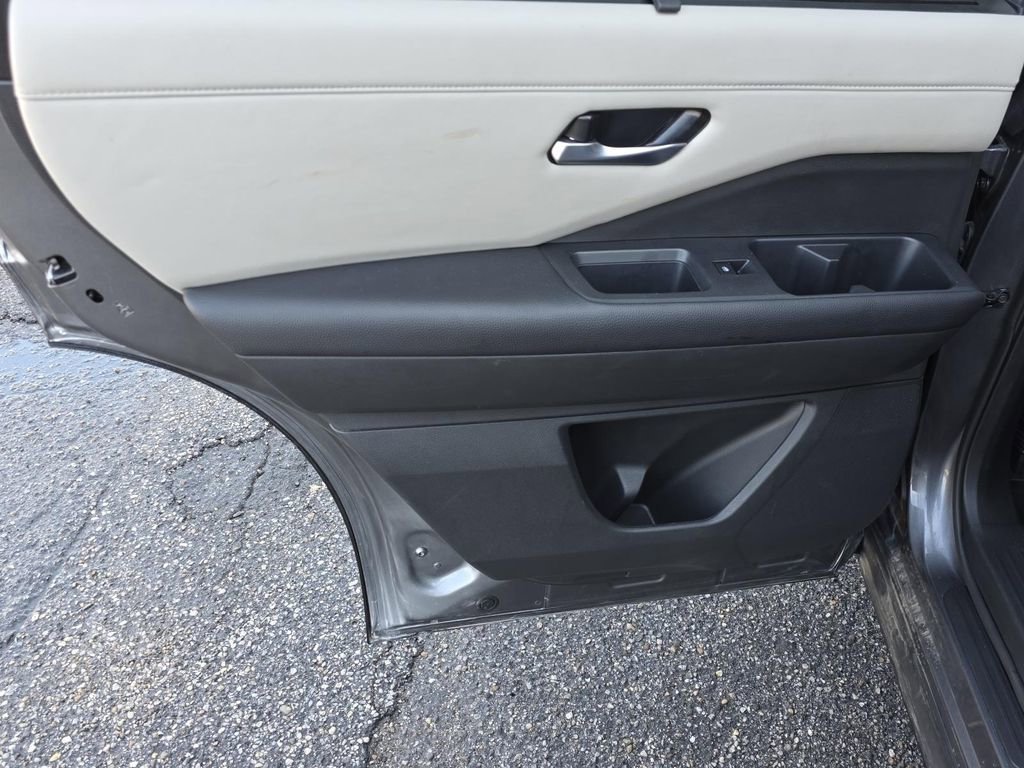 Used 2025 Nissan Pathfinder SL image 40