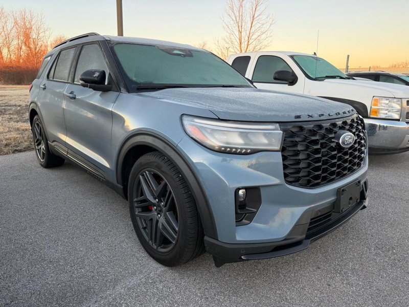 Used 2025 Ford Explorer ST image 2