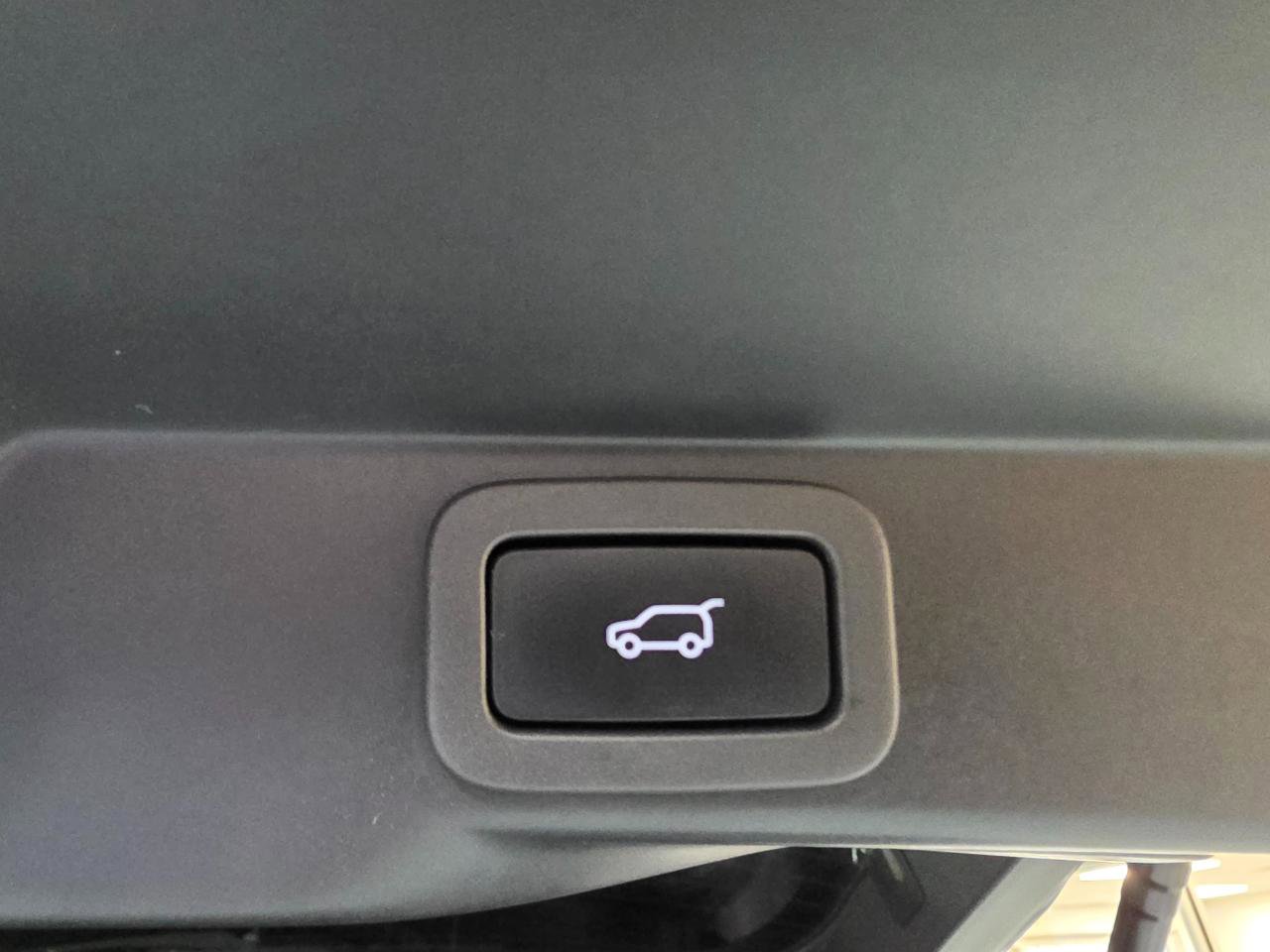 Used 2016 Land Rover Range Rover Sport SVR AWD/4WD image 25