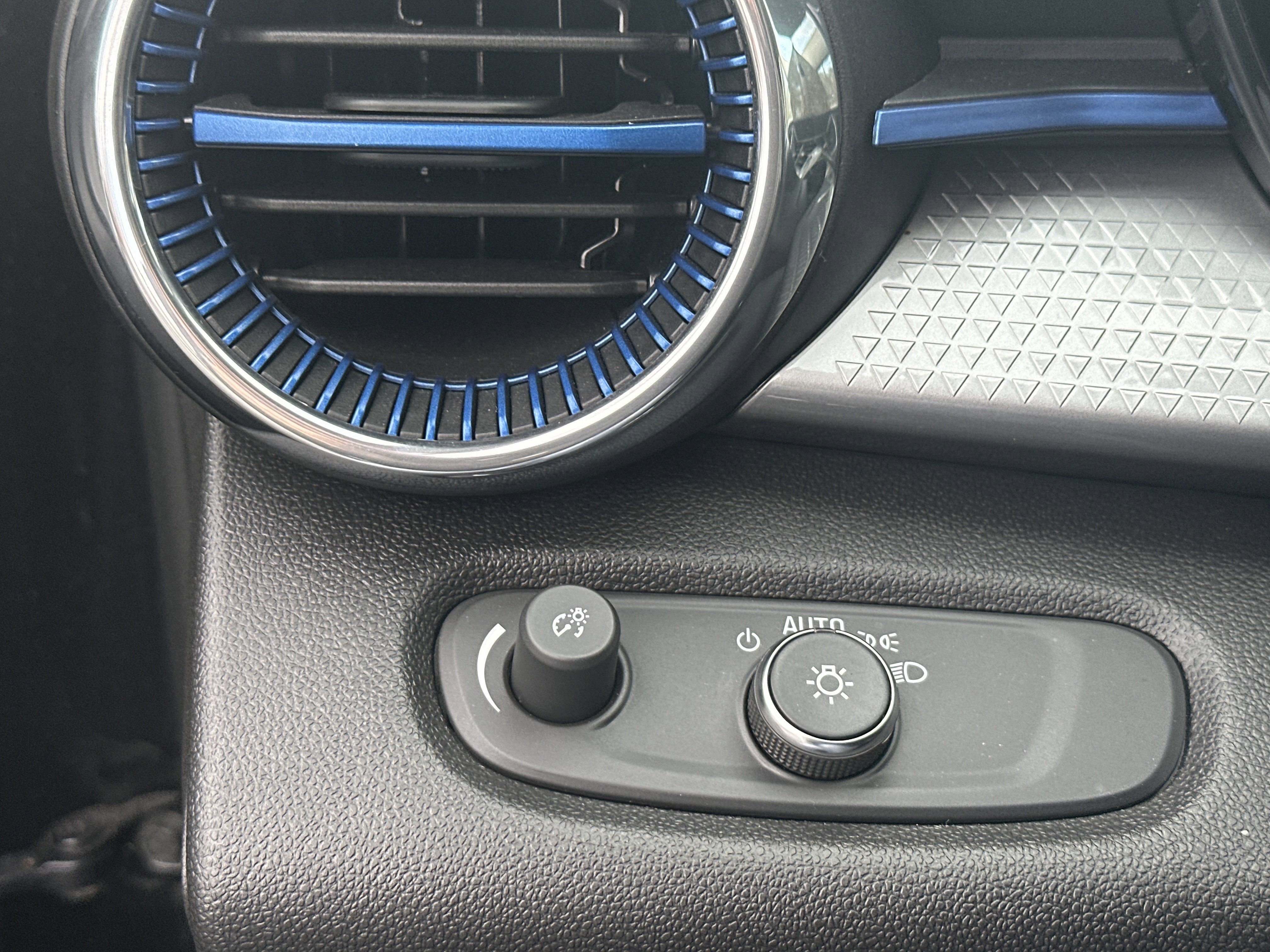 Certified 2025 Chevrolet Trax LT image 24