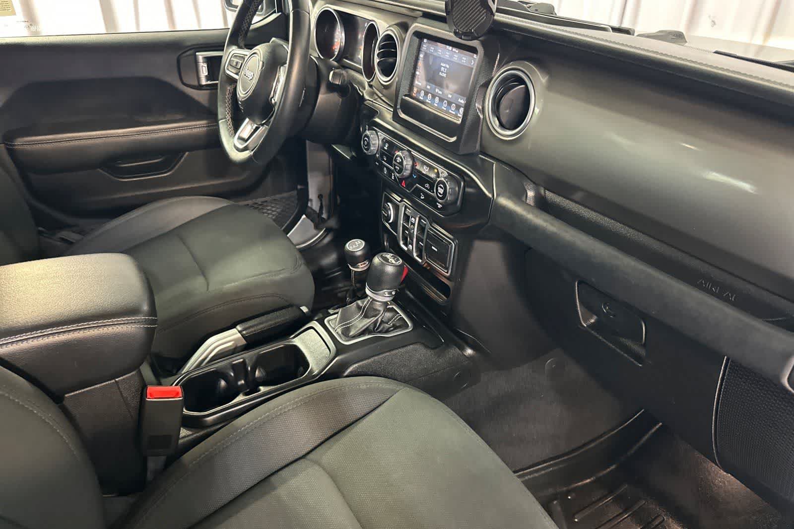 Used 2018 Jeep Wrangler Unlimited Sahara AWD/4WD image 19