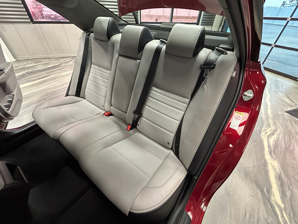 Used 2016 Toyota Camry SE w/ Moonroof Package FWD image 6