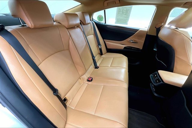 Used 2025 Lexus ES 300h w/ Premium Package image 19