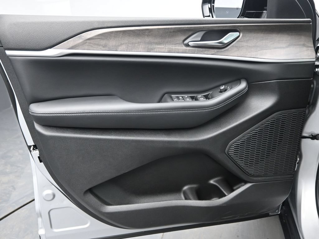 New 2026 Jeep Grand Cherokee Altitude AWD/4WD image 27