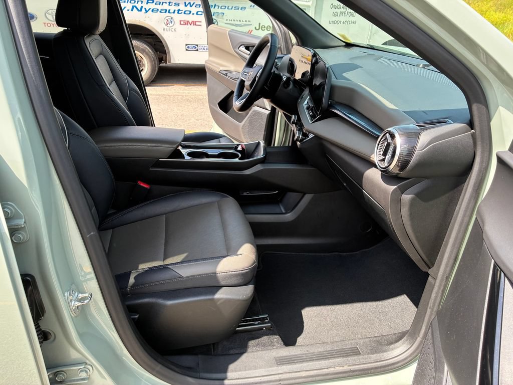 Used 2025 Chevrolet Equinox LT w/ Convenience Package II FWD image 35