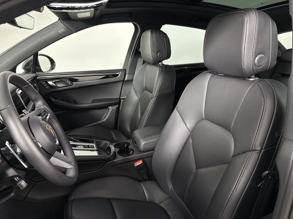 Certified 2025 Porsche Macan image 5