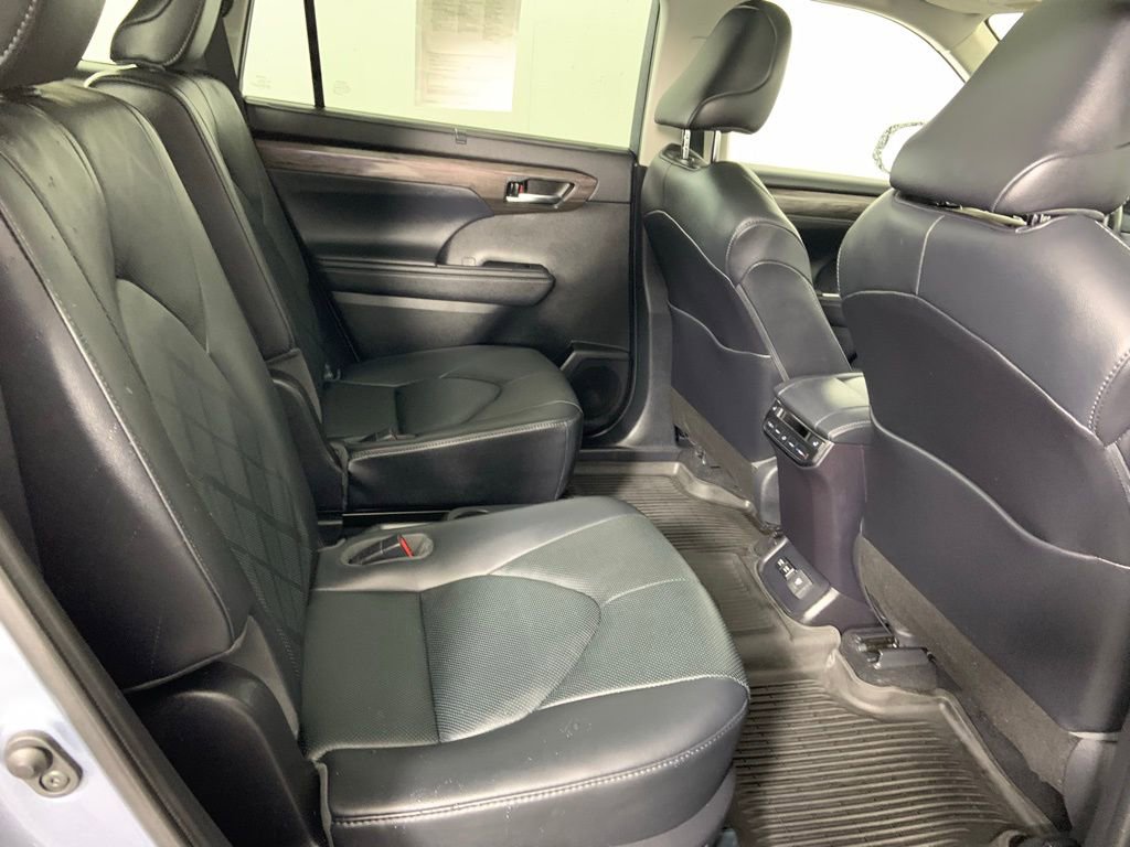 Used 2020 Toyota Highlander Platinum AWD/4WD image 16