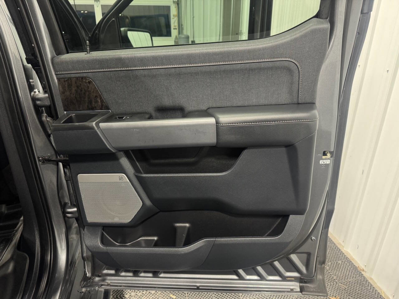 Used 2022 Ford F150 Lightning Lariat image 27