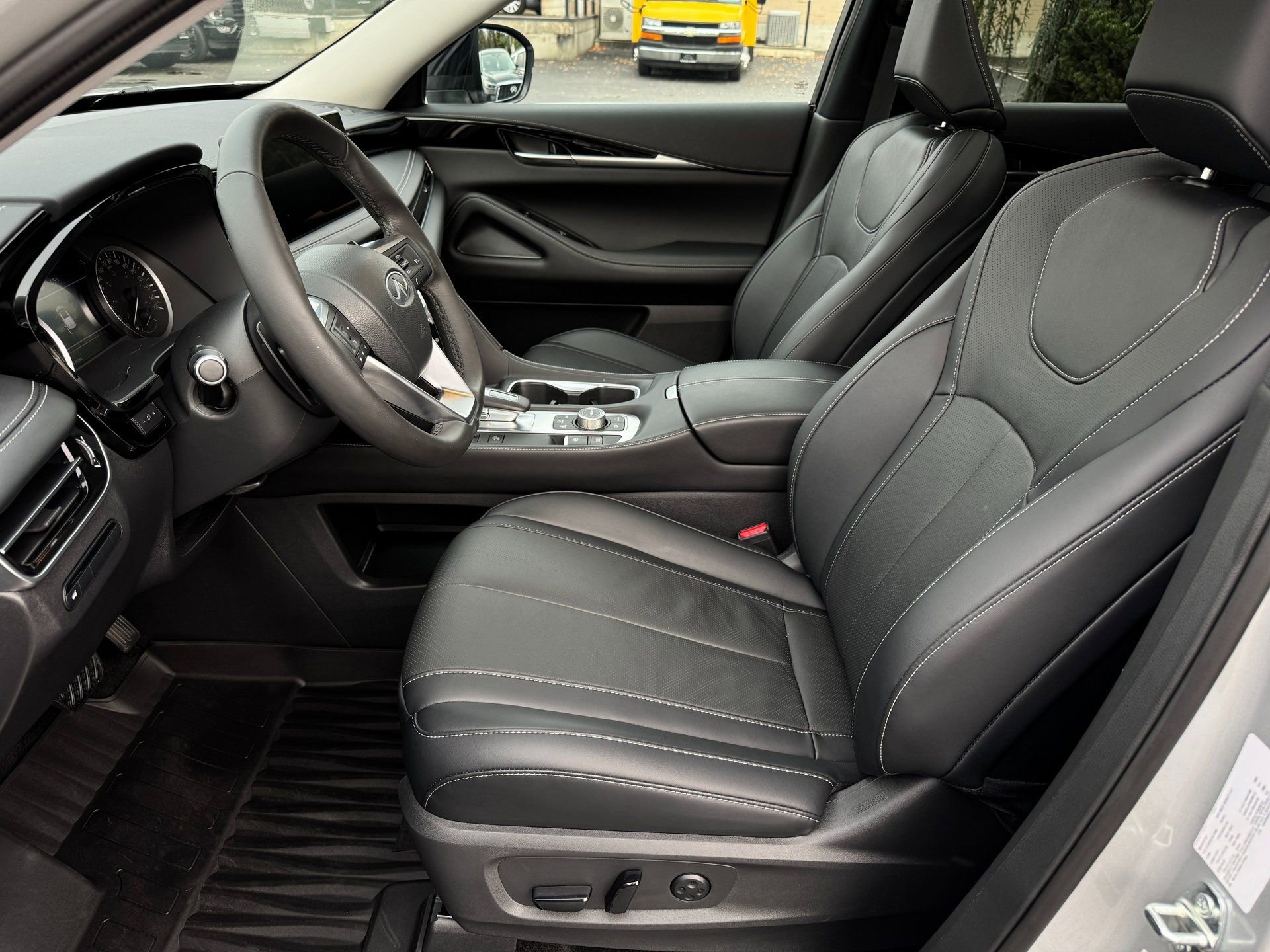 Used 2023 INFINITI QX60 Pure image 11