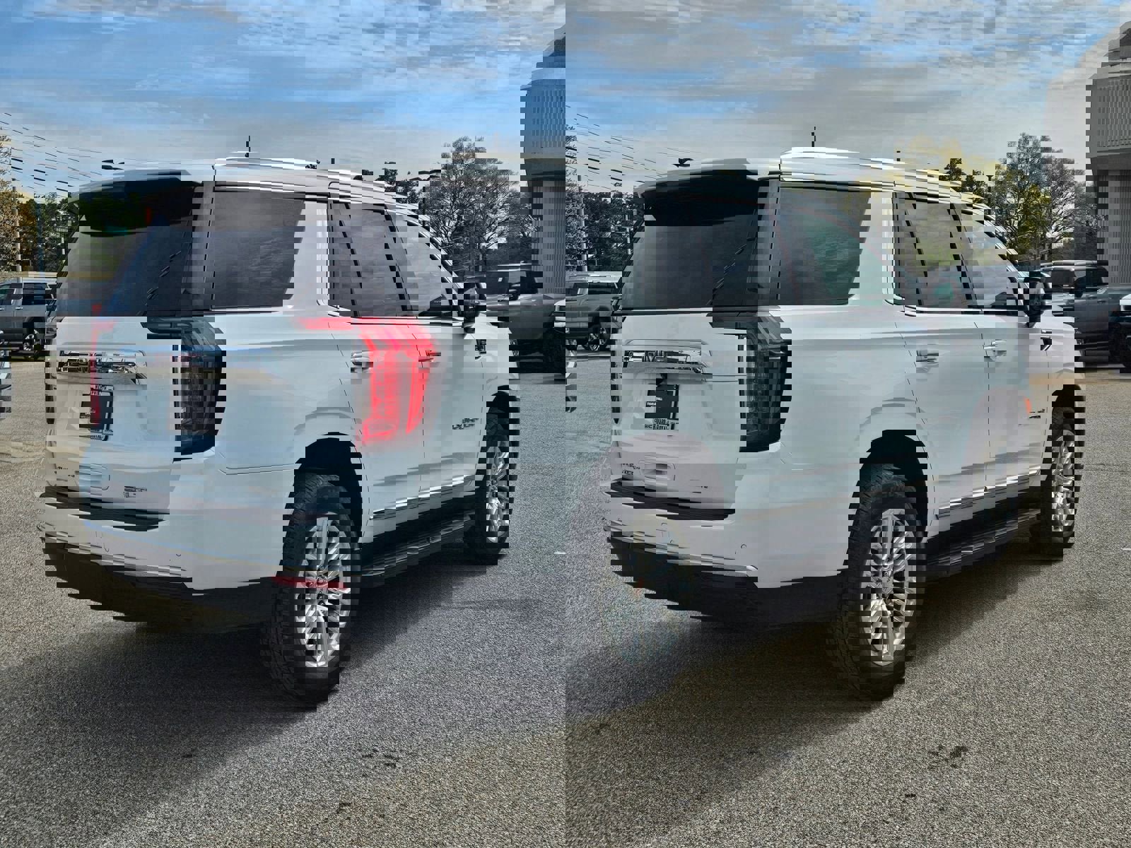 Used 2024 GMC Yukon SLT w/ SLT Luxury Package image 6