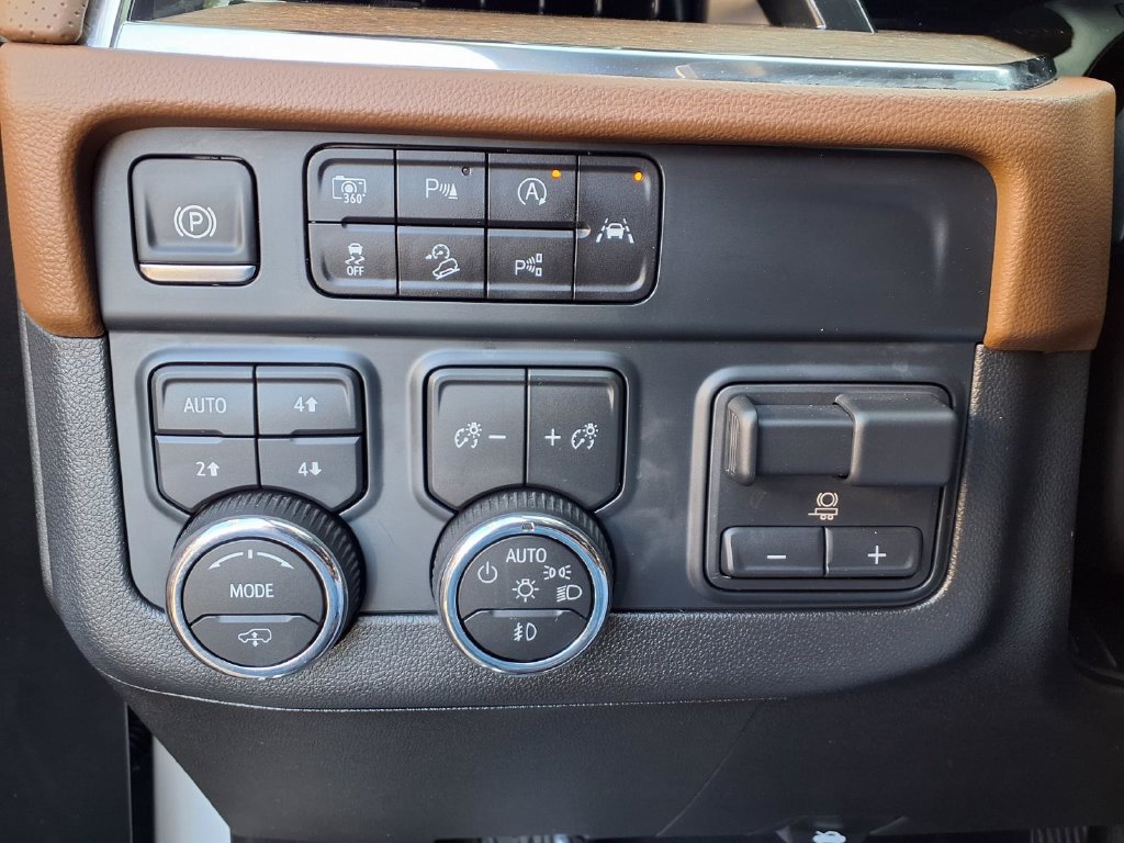 Used 2025 Chevrolet Tahoe High Country AWD/4WD image 14