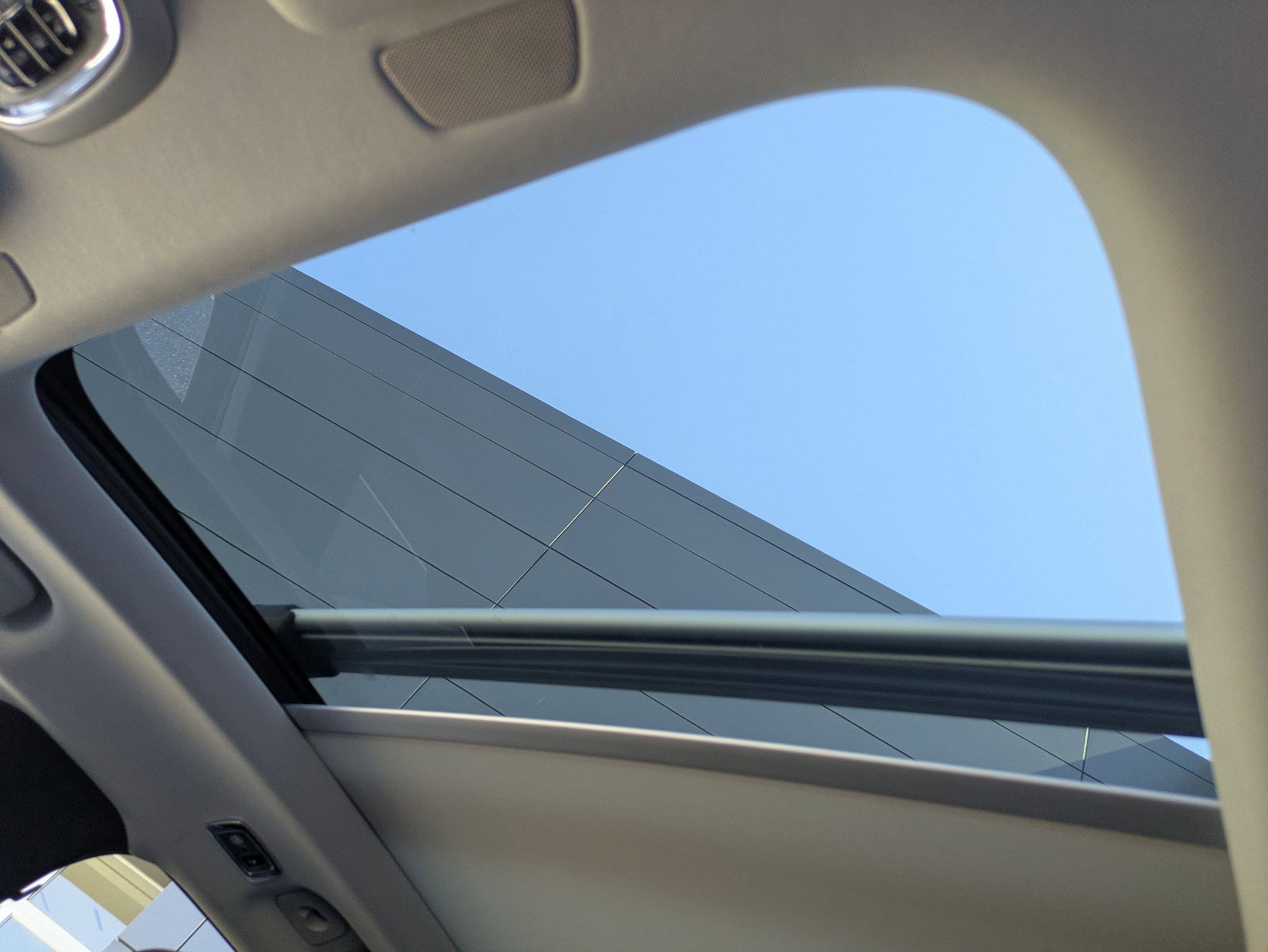 Used 2018 Volvo XC90 T5 Momentum w/ Convenience Package image 16