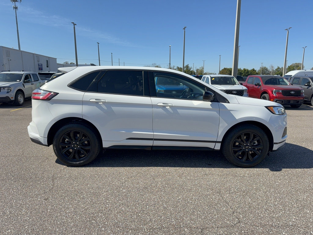 Certified 2022 Ford Edge SE w/ Black Appearance Package image 5