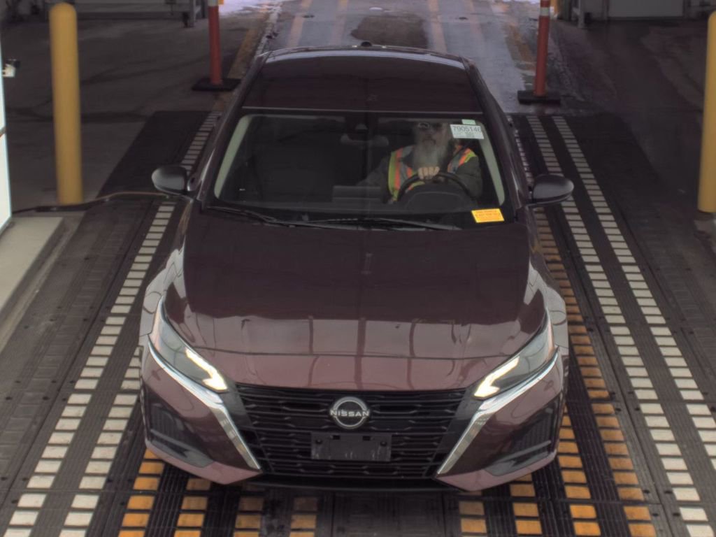 Used 2024 Nissan Altima 2.5 SV image 2