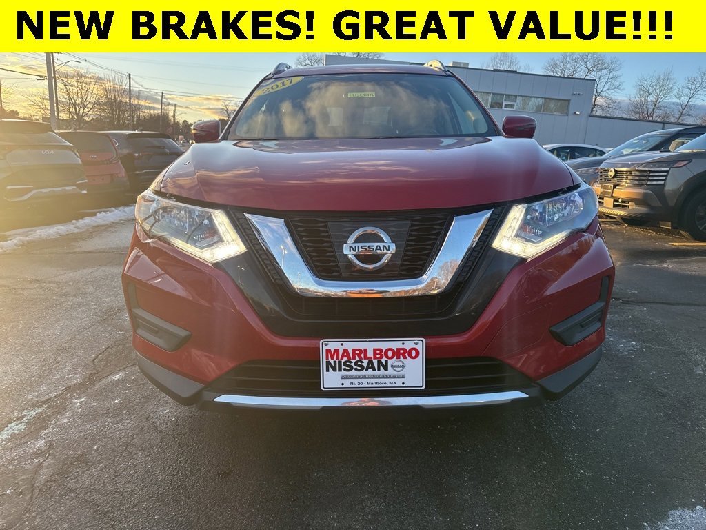 Used 2017 Nissan Rogue SV image 2