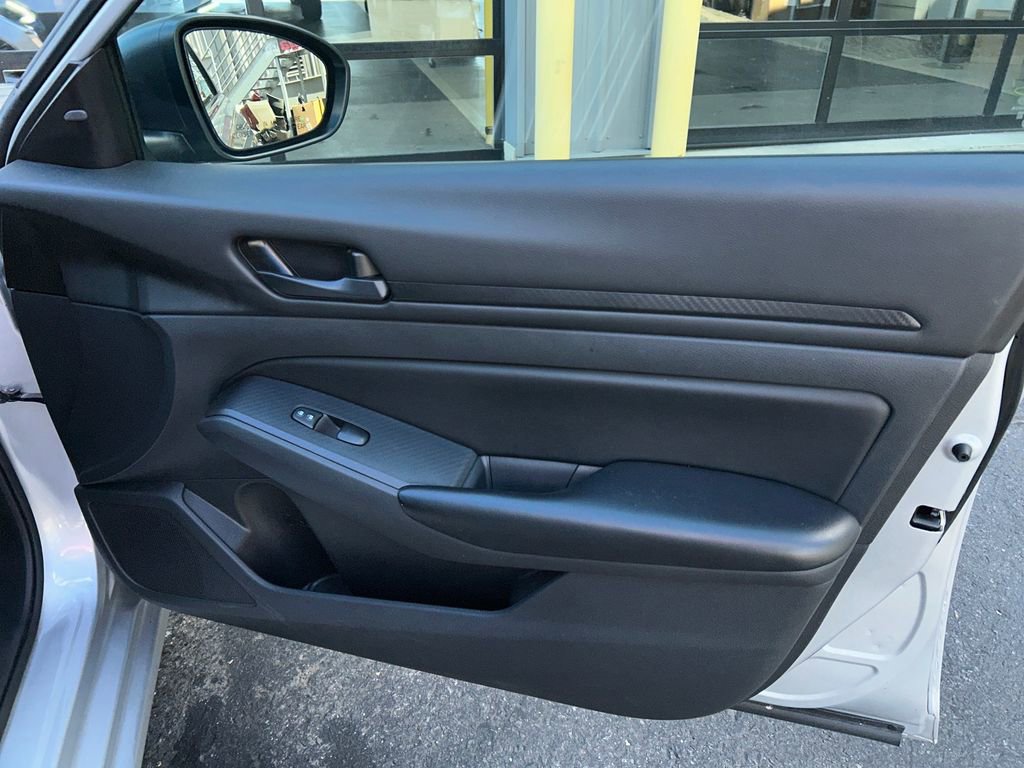 Used 2024 Nissan Altima 2.5 S FWD image 32