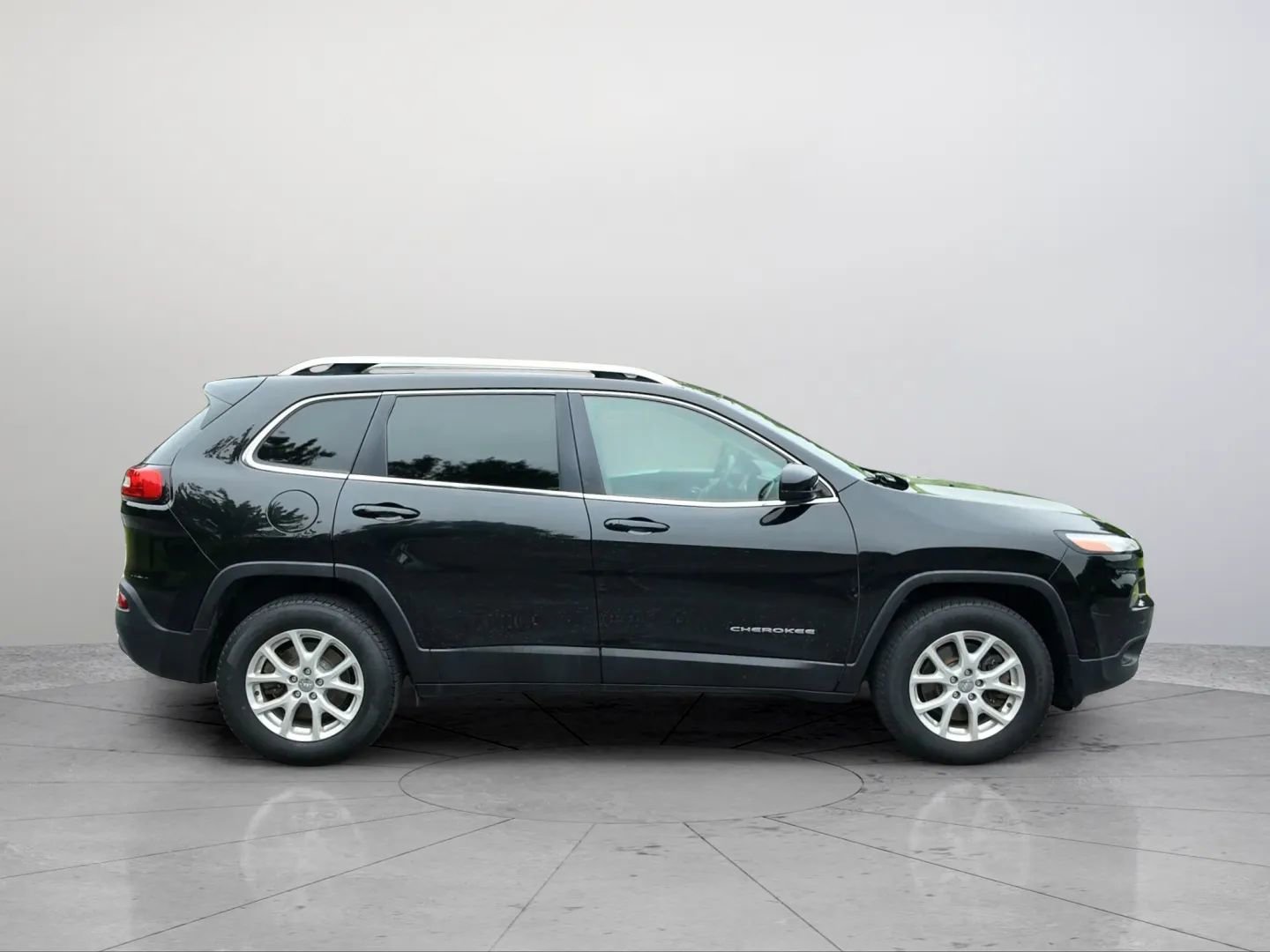 Used 2017 Jeep Cherokee Latitude w/ Cold Weather Group image 11