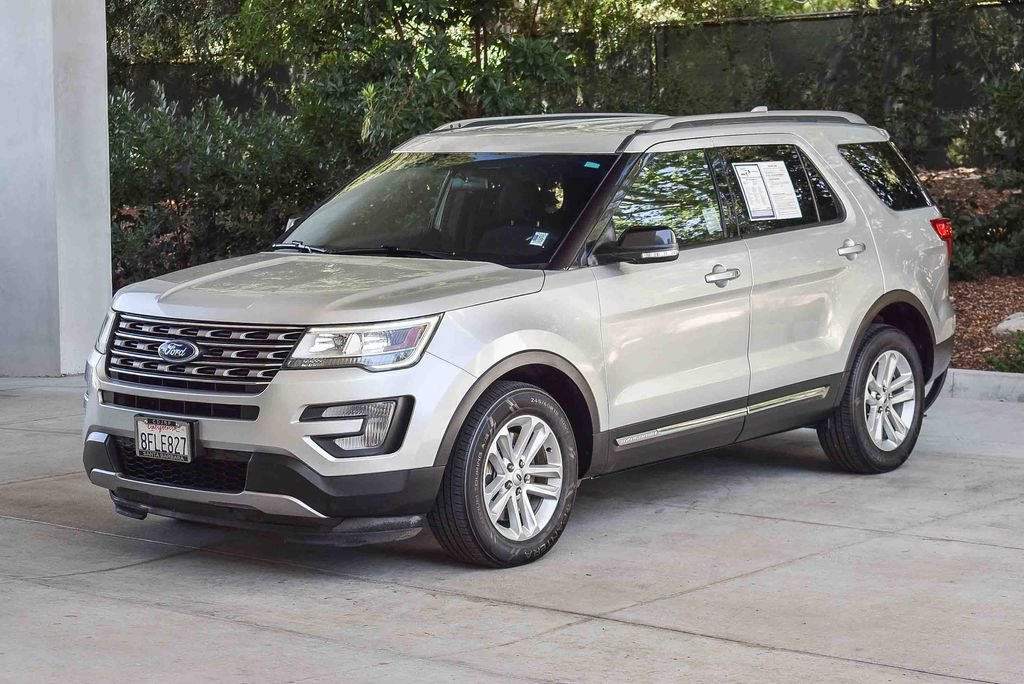Used 2017 Ford Explorer XLT image 3