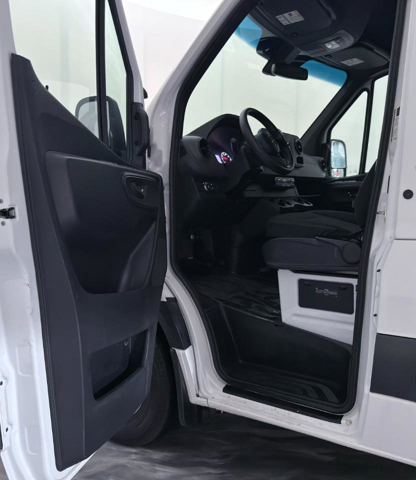Used 2022 Mercedes-Benz Sprinter 2500 image 16