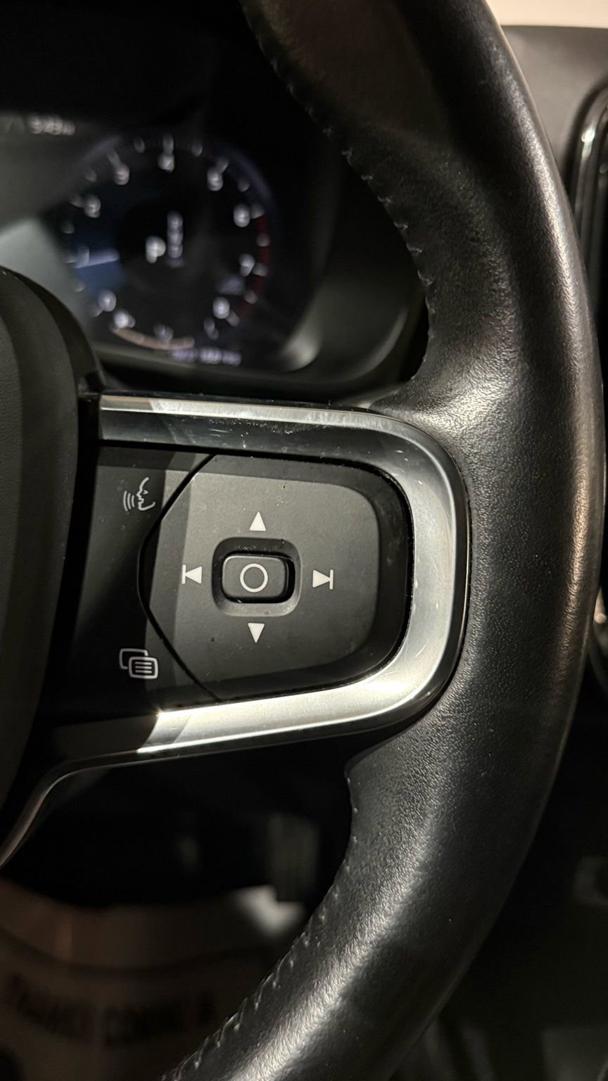 Used 2020 Volvo XC40 T5 Momentum image 55