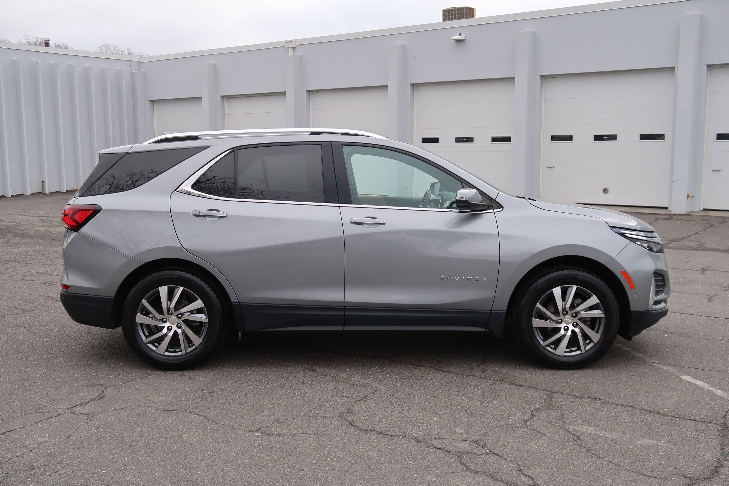 Used 2023 Chevrolet Equinox Premier image 11