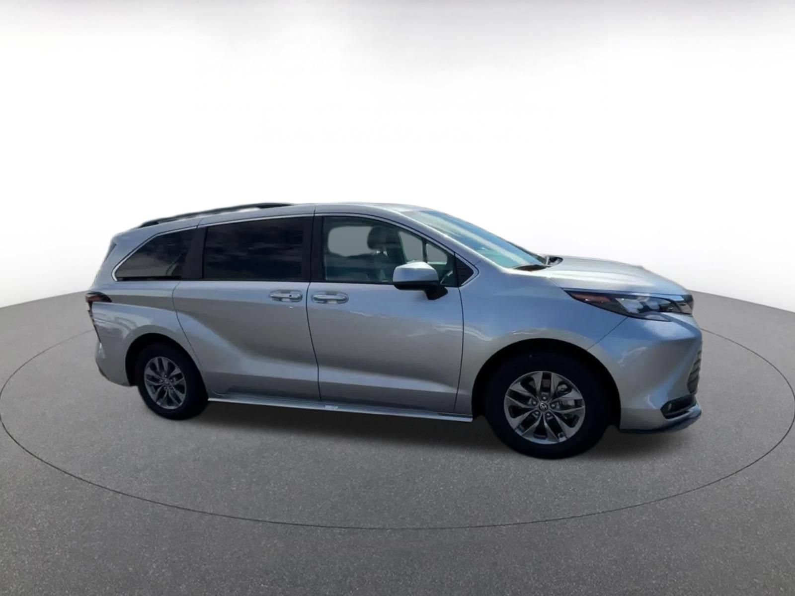 Used 2025 Toyota Sienna XLE FWD image 2