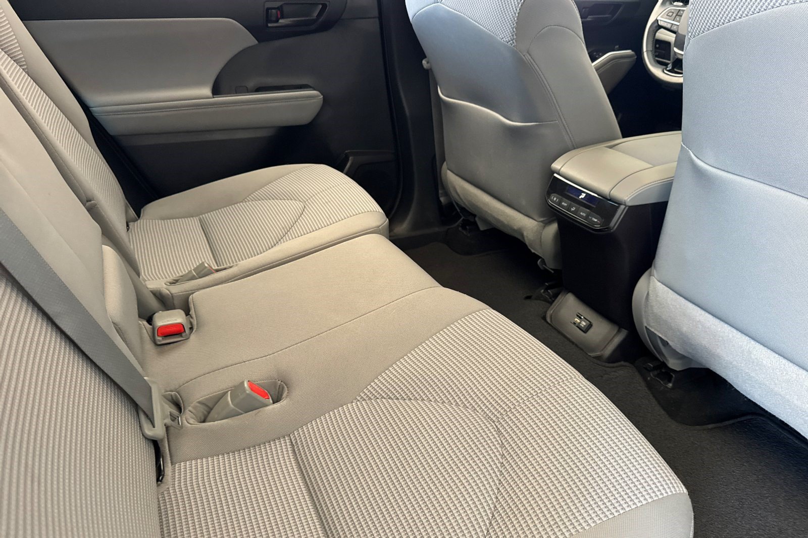Used 2021 Toyota Highlander LE FWD image 32