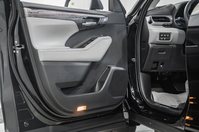 New 2025 Toyota Highlander Platinum image 39