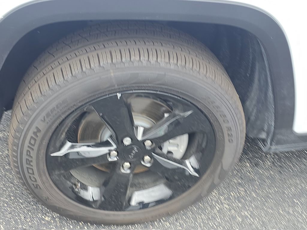 Used 2025 Jeep Grand Cherokee L Limited w/ Black Appearance Package image 9