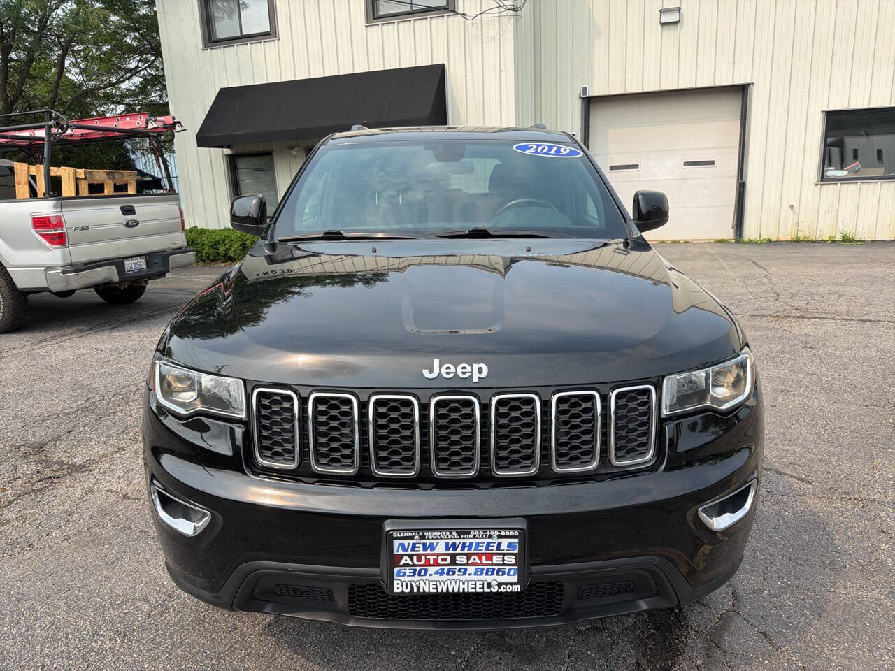 Used 2019 Jeep Grand Cherokee Laredo AWD/4WD image 2