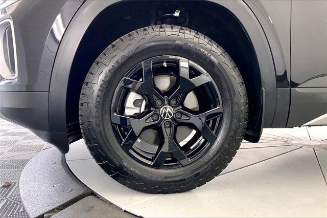 Used 2025 Volkswagen Atlas Peak Edition SE image 9